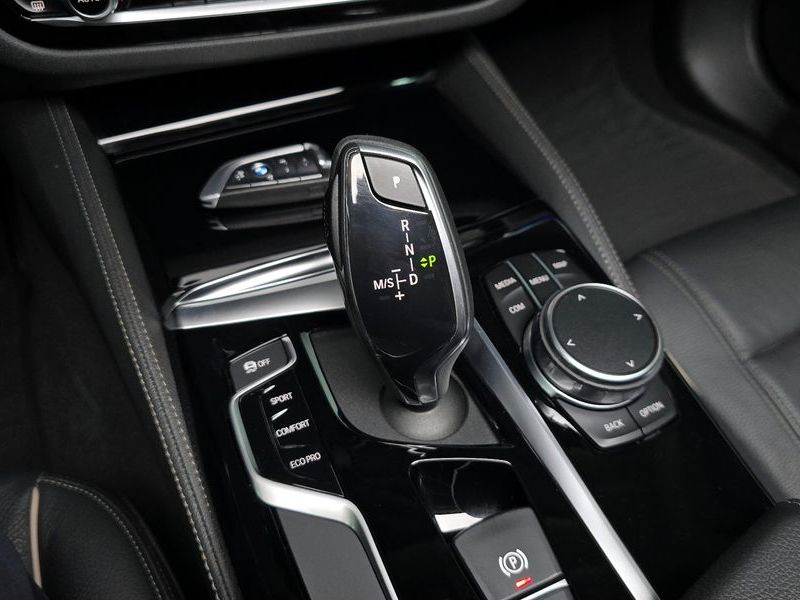 2018 BMW 5 Series 520i Luxury photo 9