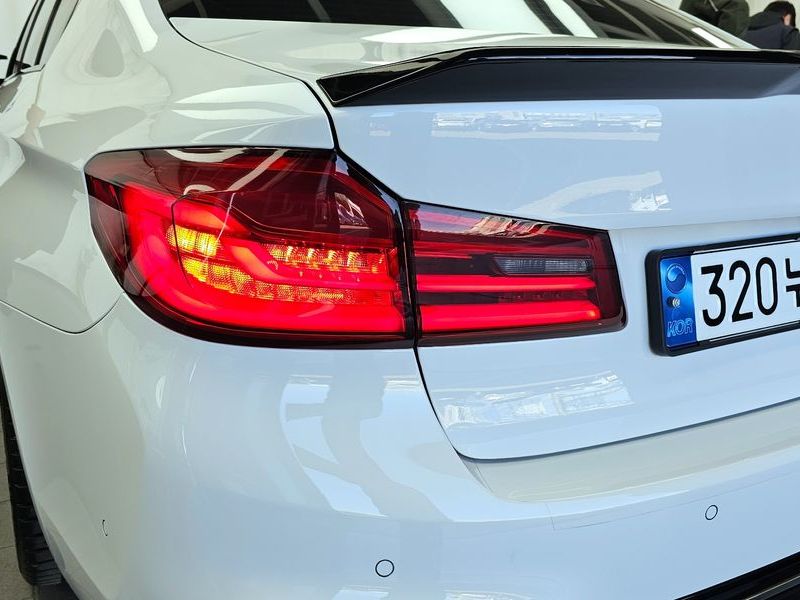 2017 BMW 5 Series 530i M Sport Package Plus photo 23