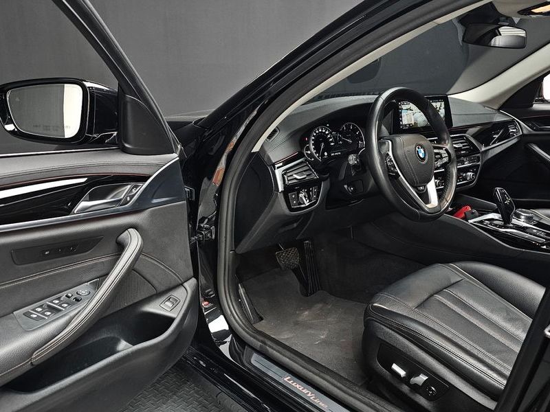 2018 BMW 5 Series 520d Luxury Special Edition photo 11