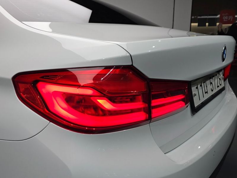 2017 BMW 5 Series 520d M Sport Package Plus photo 23