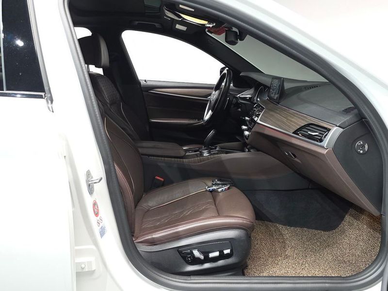 2017 BMW 5 Series 520d M Sport Package Plus photo 26