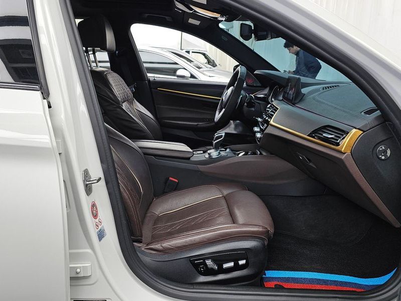 2017 BMW 5 Series 530i M Sport Package Plus photo 11