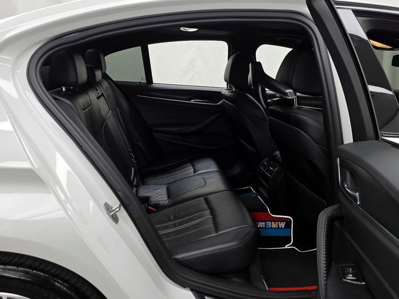 2017 BMW 5 Series 520d M Sport package photo 12