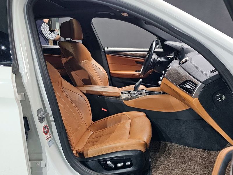 2017 BMW 5 Series 520d M Sport Package Plus photo 26