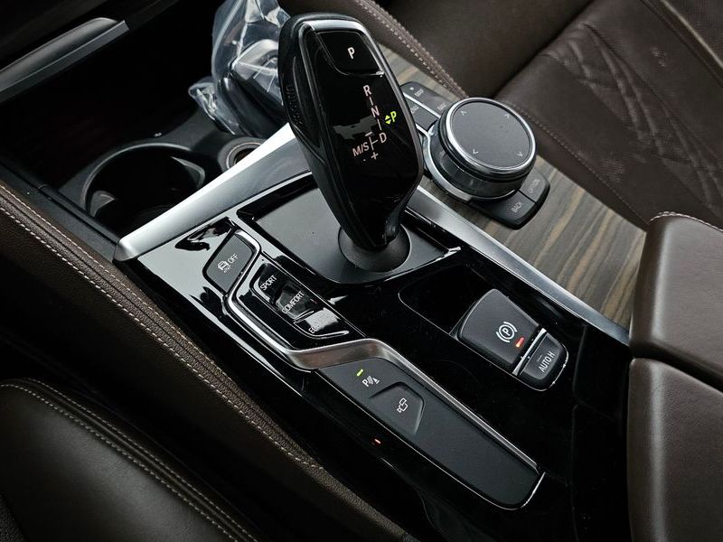 2017 BMW 5 Series 520d xDrive M Sport Package Plus photo 9