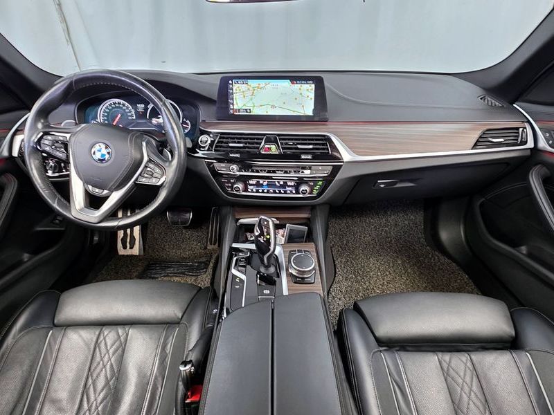 2017 BMW 5 Series 530i xDrive M Sport Package Plus photo 7