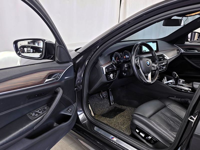 2017 BMW 5 Series 530i xDrive M Sport Package Plus photo 10