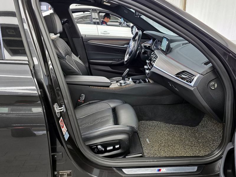 2017 BMW 5 Series 530i xDrive M Sport Package Plus photo 11