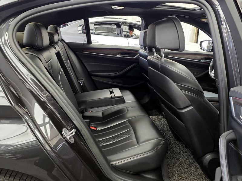 2017 BMW 5 Series 530i xDrive M Sport Package Plus photo 12