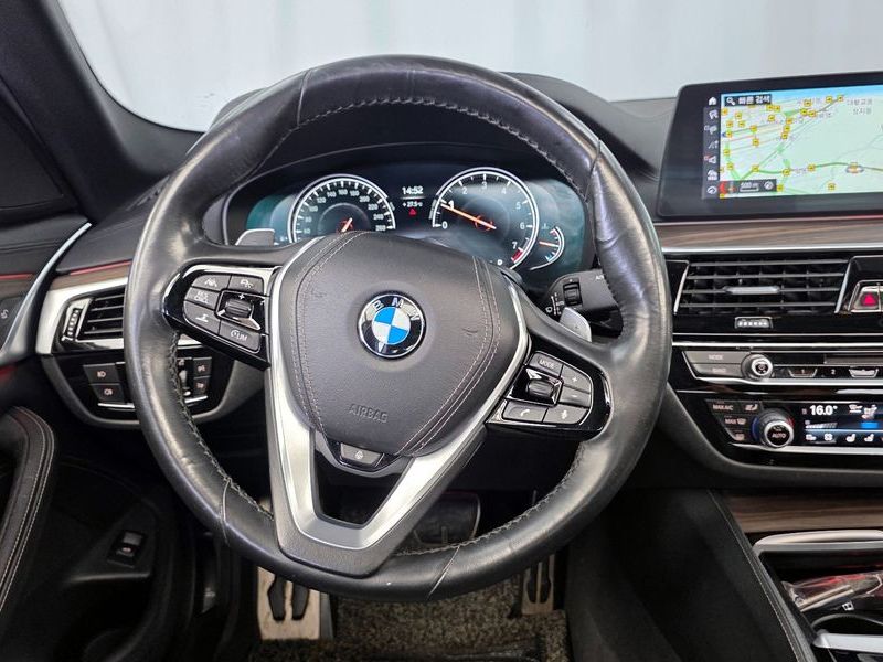 2017 BMW 5 Series 530i xDrive M Sport Package Plus photo 13