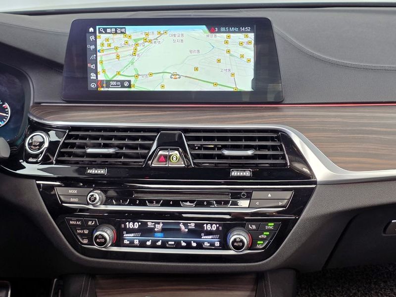 2017 BMW 5 Series 530i xDrive M Sport Package Plus photo 14