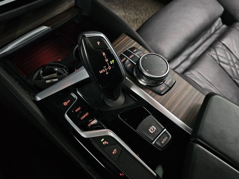 2017 BMW 5 Series 520d xDrive M Sport Package Plus photo 9