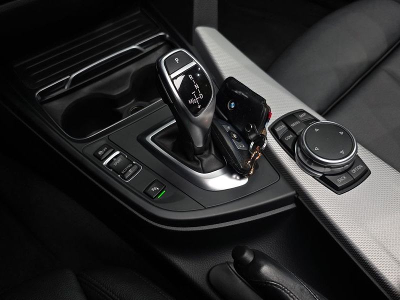 2017 BMW 3 Series 320i M Sport photo 9