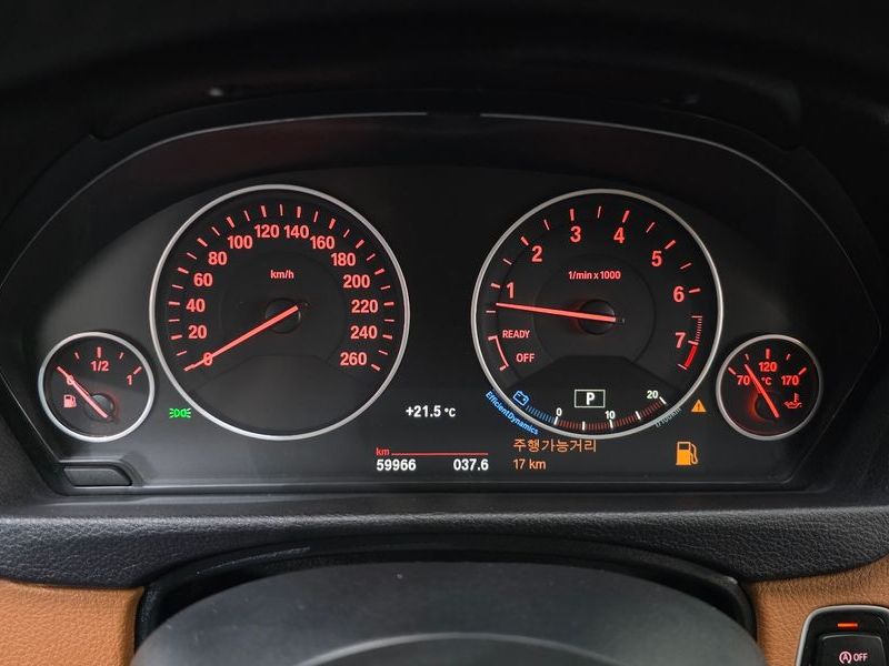 2017 BMW 3 Series 320i Luxury photo 8