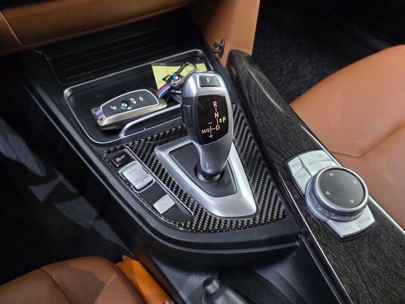 2017 BMW 3 Series 320i Luxury photo 9