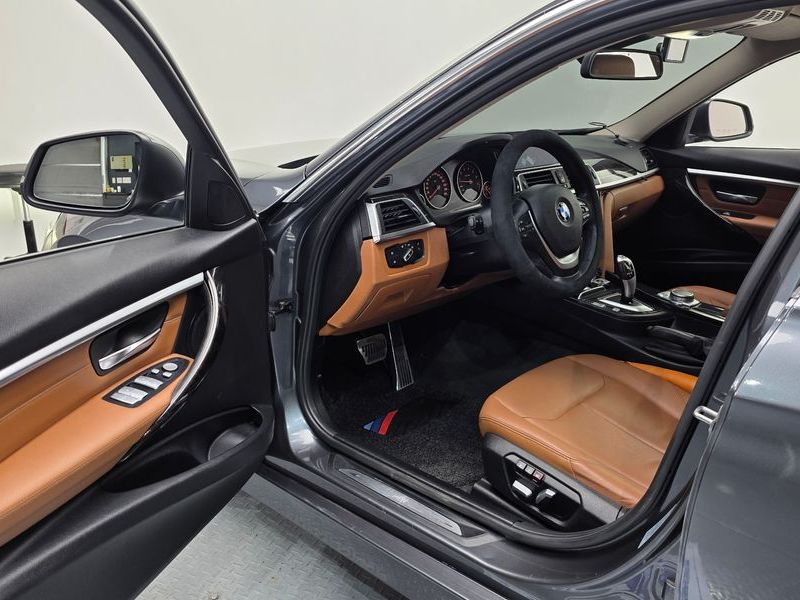 2017 BMW 3 Series 320i Luxury photo 10