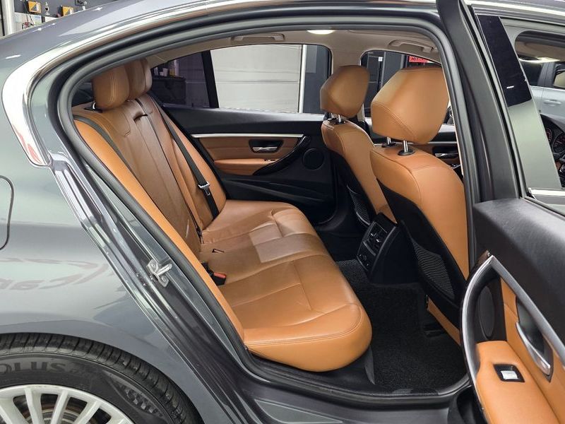 2017 BMW 3 Series 320i Luxury photo 12