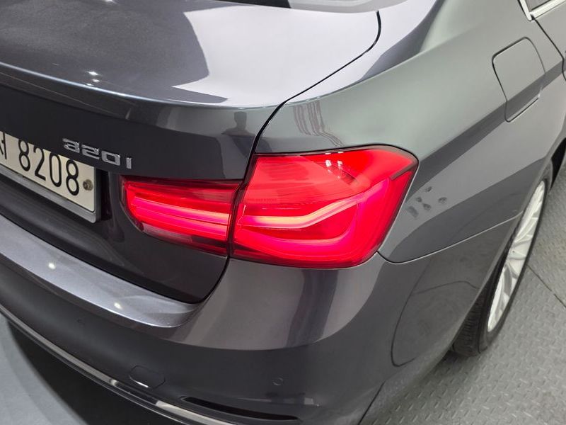 2017 BMW 3 Series 320i Luxury photo 23