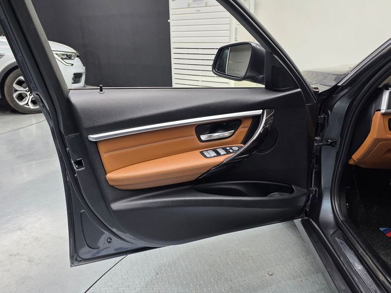 2017 BMW 3 Series 320i Luxury photo 24