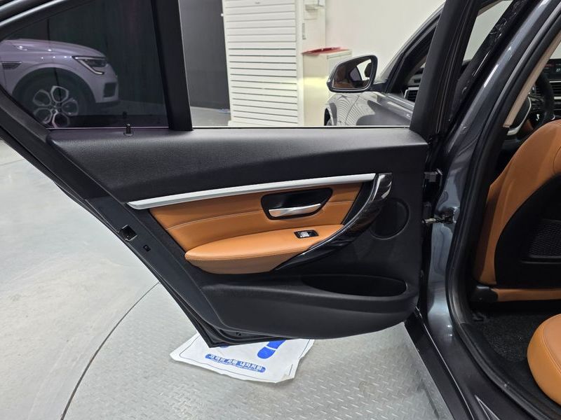2017 BMW 3 Series 320i Luxury photo 25