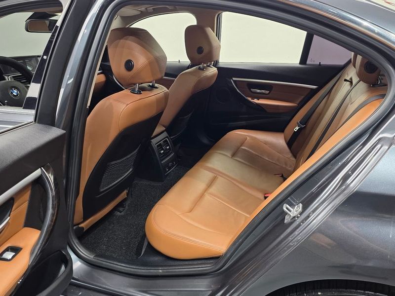 2017 BMW 3 Series 320i Luxury photo 26