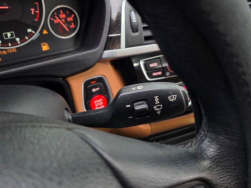 2017 BMW 3 Series 320i Luxury photo 28