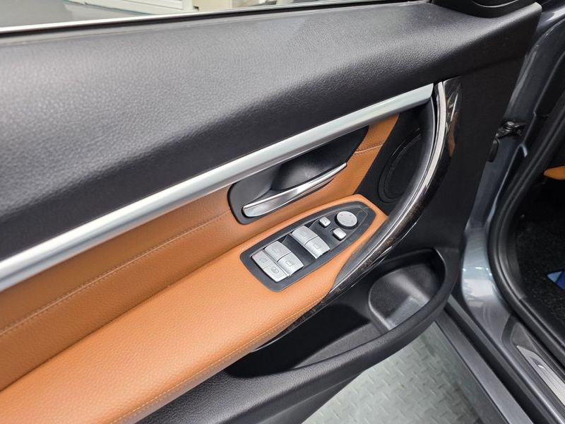 2017 BMW 3 Series 320i Luxury photo 30