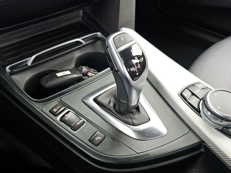 2017 BMW 3 Series 330i M Sport photo 9