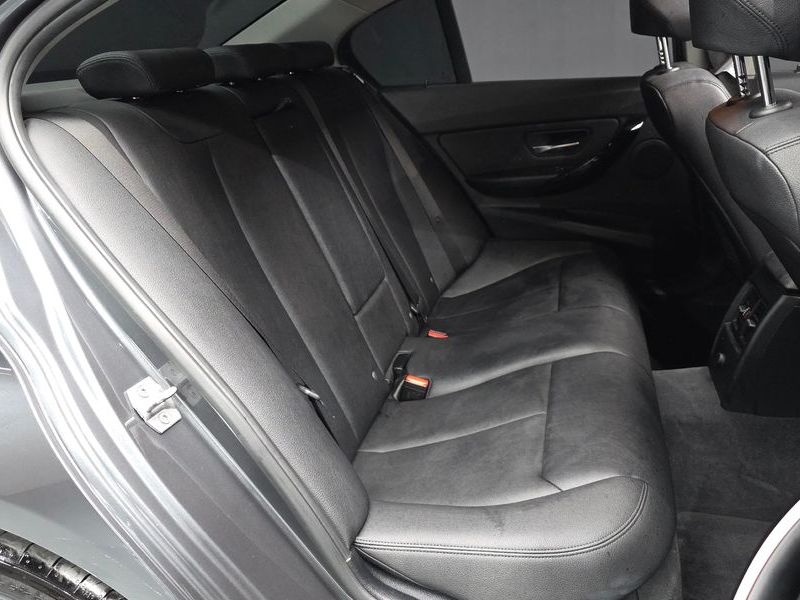 2017 BMW 3 Series 320d xDrive photo 12