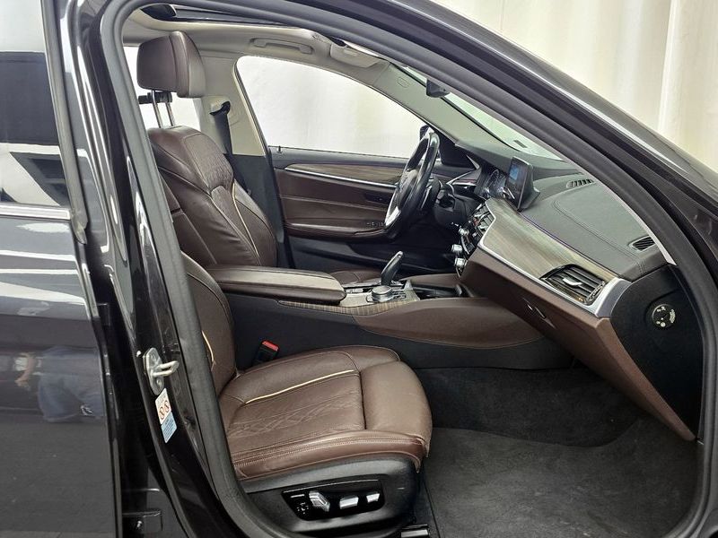 2019 BMW 5 Series 520d xDrive Luxury Plus photo 11