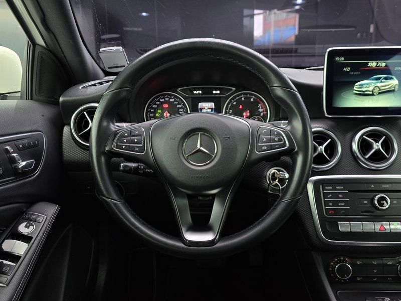 2016 Mercedes-Benz A-Class A200 photo 13