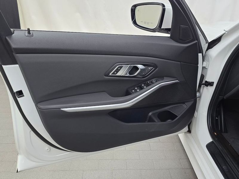 2019 BMW 3 Series 320d photo 24