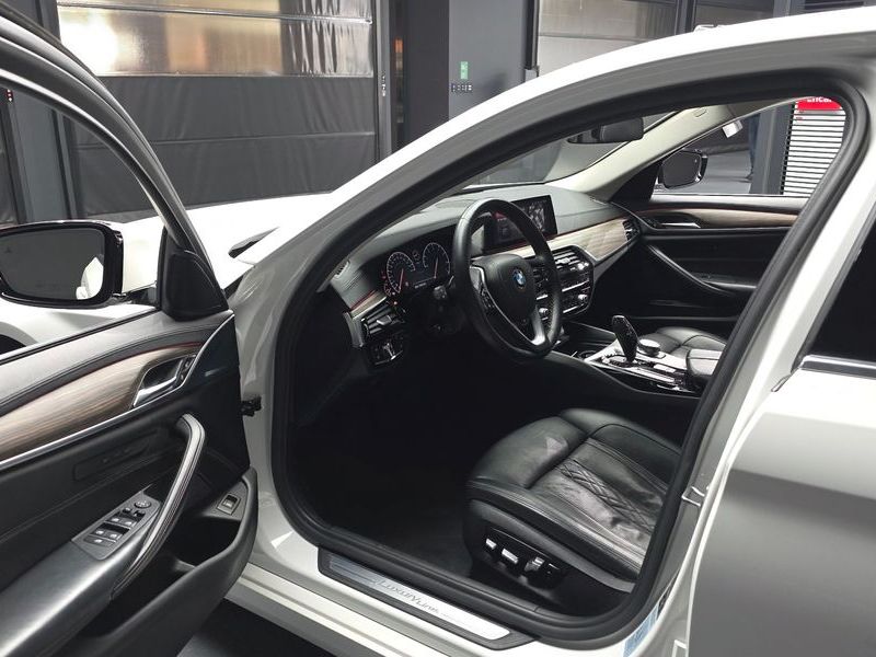 2019 BMW 5 Series 530i xDrive Luxury Plus photo 10