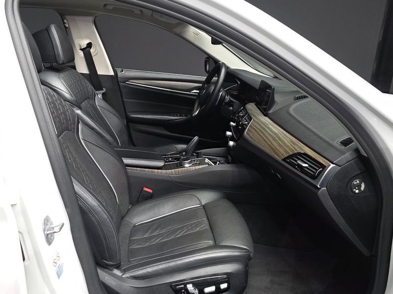 2019 BMW 5 Series 530i xDrive Luxury Plus photo 11