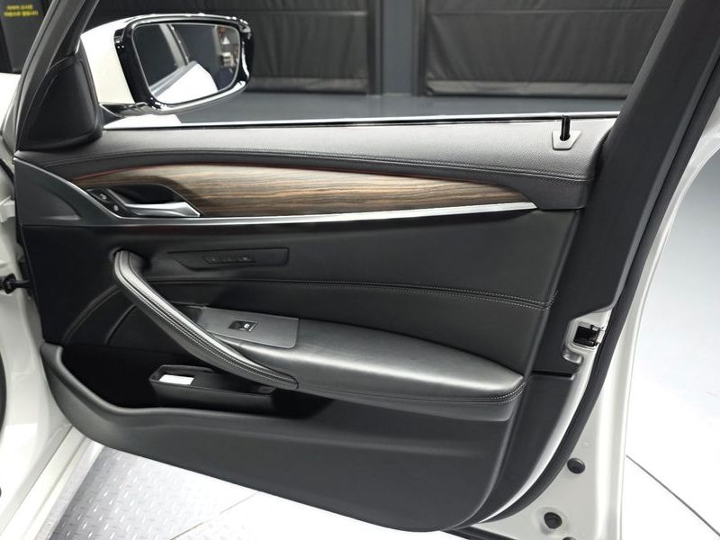 2019 BMW 5 Series 530i xDrive Luxury Plus photo 24