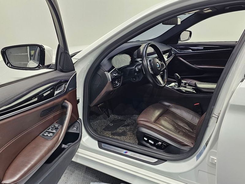 2019 BMW 5 Series 530i xDrive M Sport Package Plus photo 10