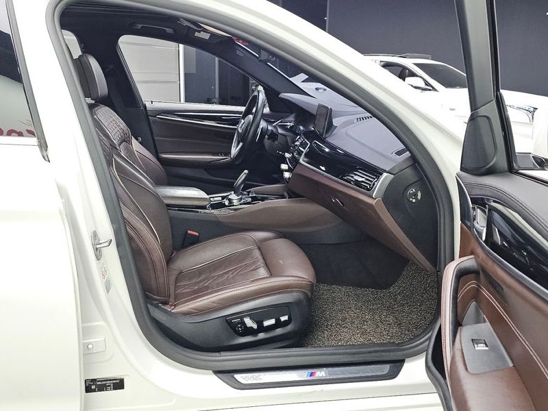 2019 BMW 5 Series 530i xDrive M Sport Package Plus photo 11