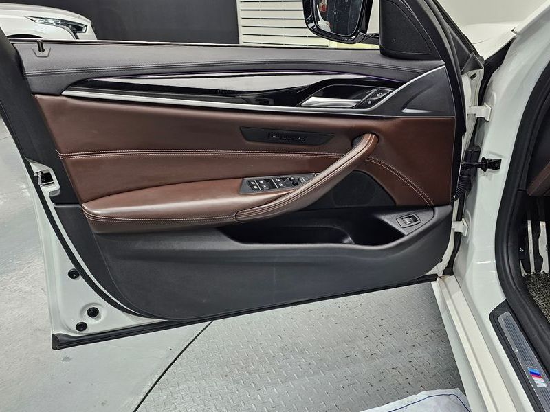 2019 BMW 5 Series 530i xDrive M Sport Package Plus photo 24