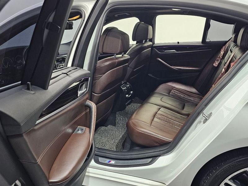 2019 BMW 5 Series 530i xDrive M Sport Package Plus photo 26