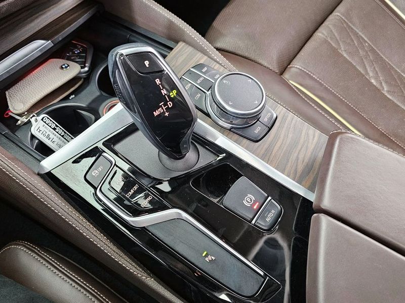 2019 BMW 5 Series 520d xDrive Luxury Plus photo 9