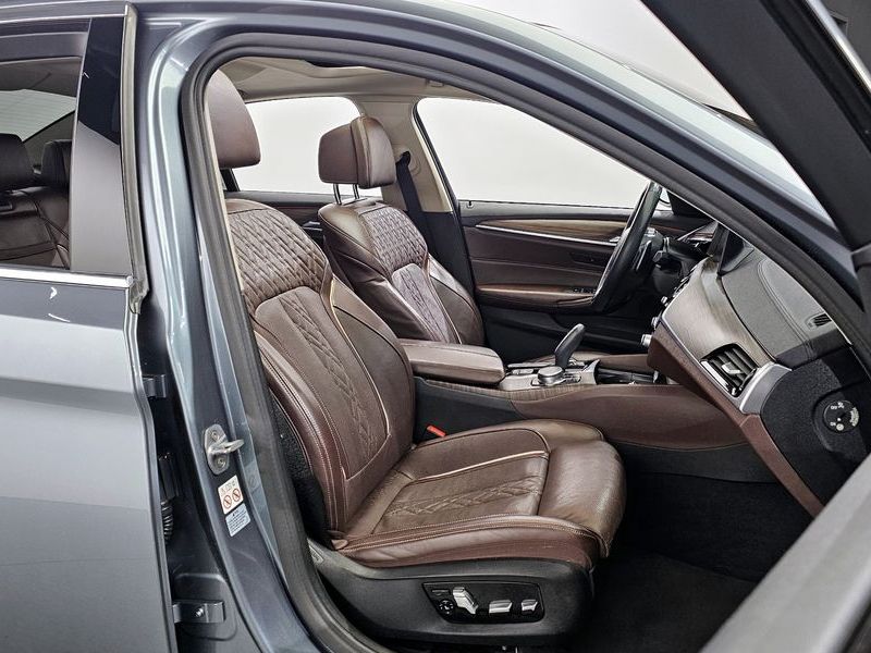 2019 BMW 5 Series 520d xDrive Luxury Plus photo 12