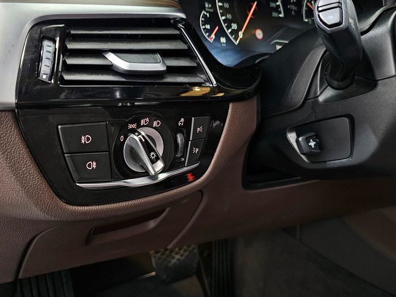 2019 BMW 5 Series 520d xDrive Luxury Plus photo 15