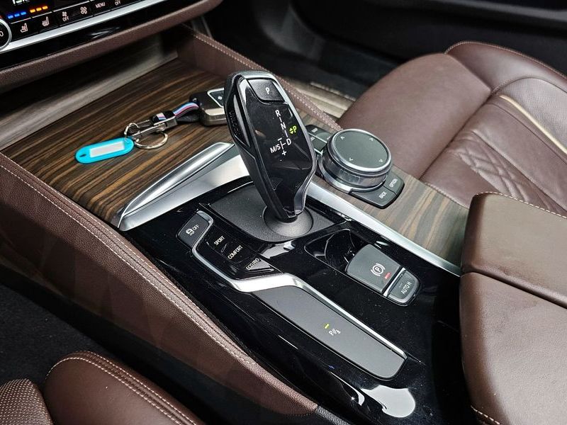 2019 BMW 5 Series 520d Luxury Plus photo 9
