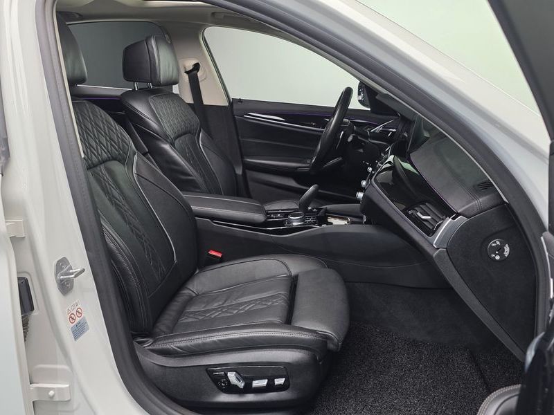 2019 BMW 5 Series 520d Luxury Plus photo 26