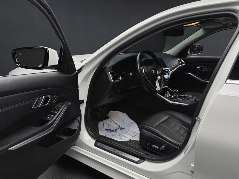 2019 BMW 3 Series 320d Luxury photo 10