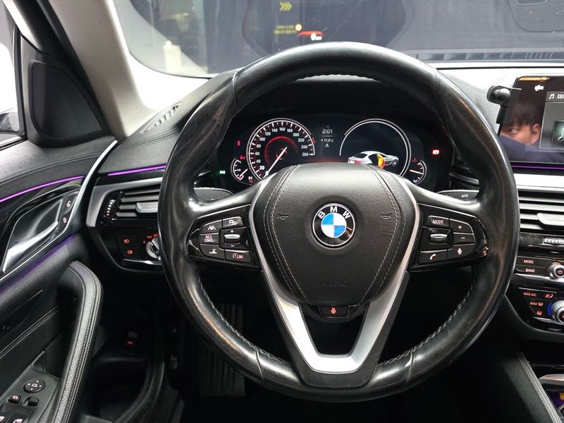 2018 BMW 5 Series 520i Luxury photo 12