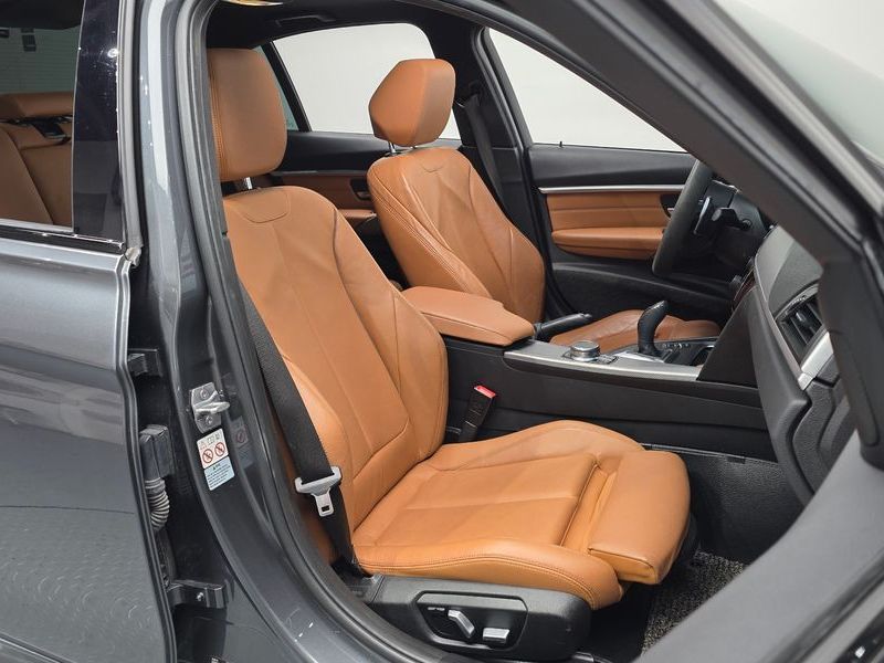 2018 BMW 3 Series 330i M Sport Shadow photo 10