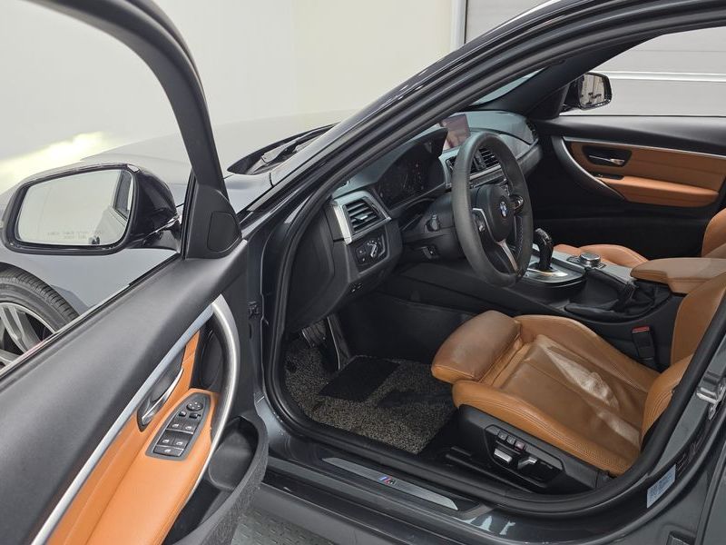 2018 BMW 3 Series 330i M Sport Shadow photo 11