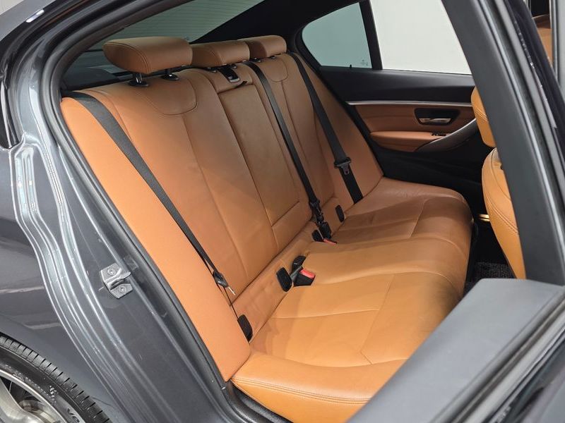2018 BMW 3 Series 330i M Sport Shadow photo 12