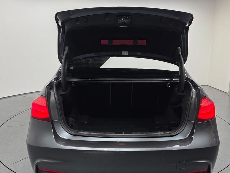 2018 BMW 3 Series 330i M Sport Shadow photo 20